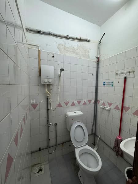 2-storey Terraced House for Sale in Taman Bukit Mewah (Tampoi) - May Chuah - Bathroom - PropertyGuru.com.my