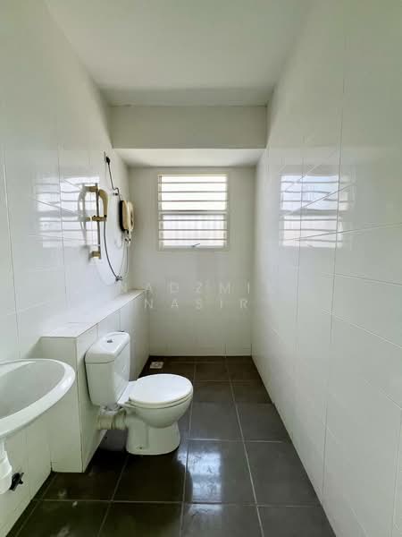 3-storey Terraced House for Sale in Taman Bangi Avenue (Bangi) - Nadzmie Nasir - Bathroom - PropertyGuru.com.my