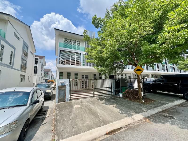 3-storey Terraced House for Sale in Taman Bangi Avenue (Bangi) - Nadzmie Nasir - Exterior - PropertyGuru.com.my