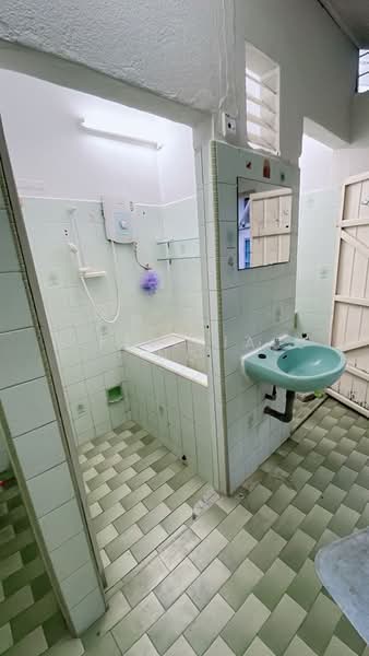 1-storey Terraced House for Sale in George Town (Penang) - Felicia Ng - Bathroom - PropertyGuru.com.my
