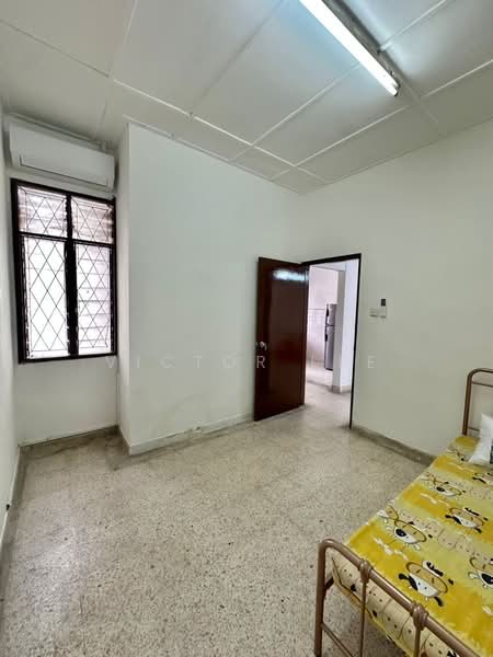 1-storey Terraced House for Rent in Taman Molek (Johor Bahru) - Victor Lee - Bedroom - PropertyGuru.com.my