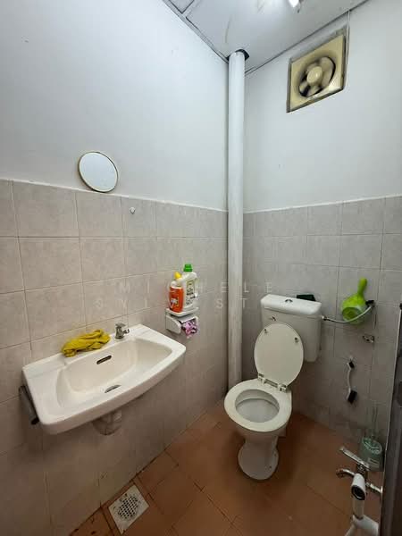 Kilang untuk Disewa di Taman Mount Austin (Tebrau) - Michele Sylvester - Bathroom - PropertyGuru.com.my