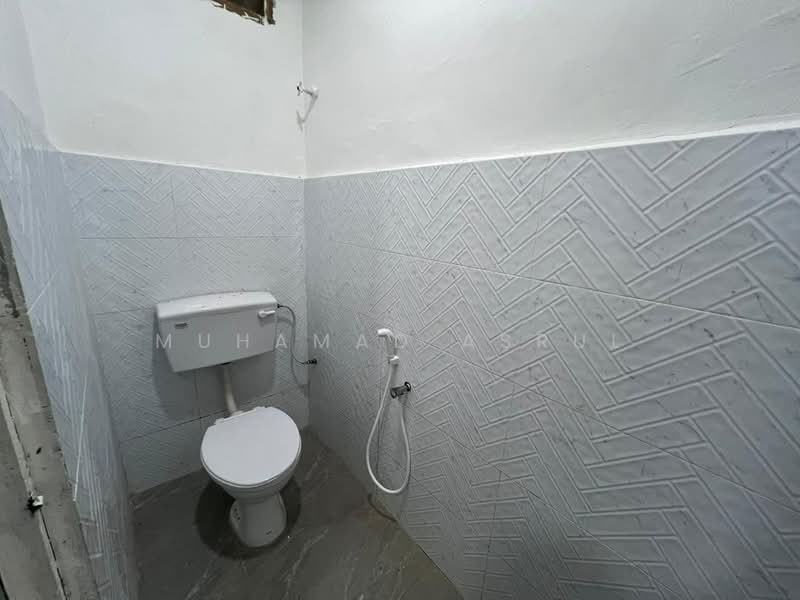 1-storey Terraced House for Sale in Taman Universiti (Skudai) - Muhamad Asrul - Bathroom - PropertyGuru.com.my