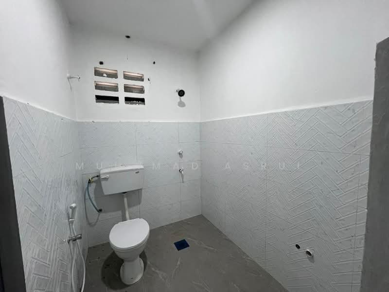 1-storey Terraced House for Sale in Taman Universiti (Skudai) - Muhamad Asrul - Bathroom - PropertyGuru.com.my