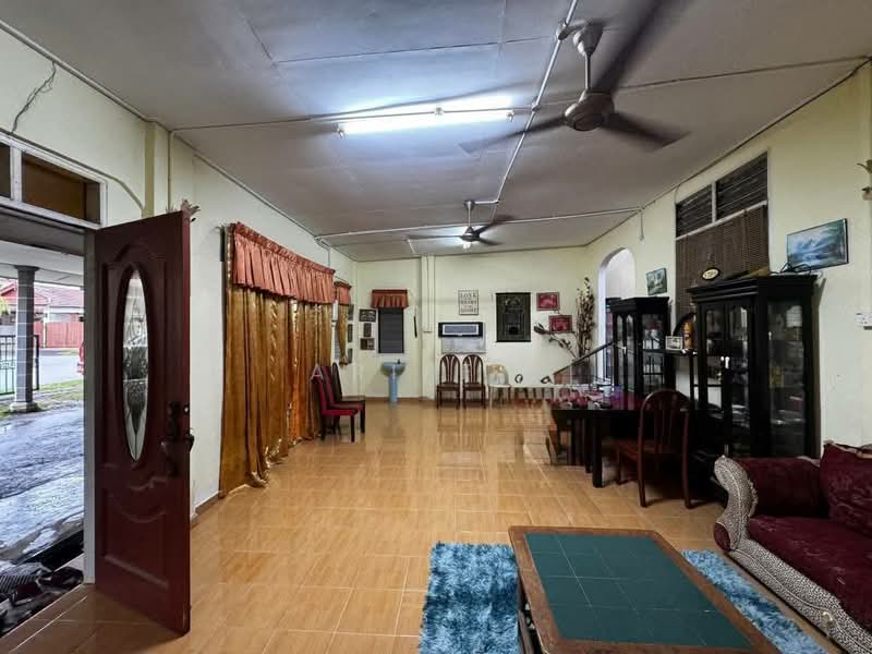 Kampung Batu Burok untuk Untuk Dijual - RM 369,000, Apr 2026 - Living Room - PropertyGuru.com.my