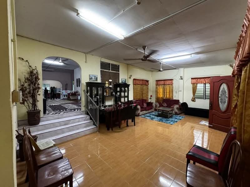 Kampung Batu Burok untuk Untuk Dijual - RM 369,000, Apr 2026 - Living Room - PropertyGuru.com.my