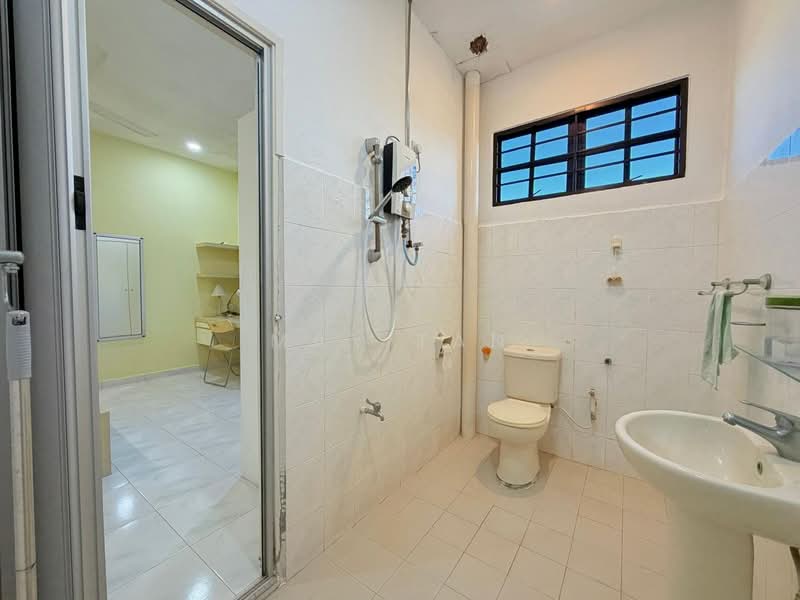 Taman Sri Kluang untuk Untuk Dijual - RM 560,000, Apr 2026 - Bathroom - PropertyGuru.com.my