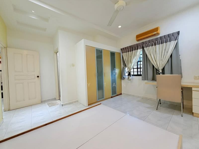 Taman Sri Kluang untuk Untuk Dijual - RM 560,000, Apr 2026 - Bedroom - PropertyGuru.com.my