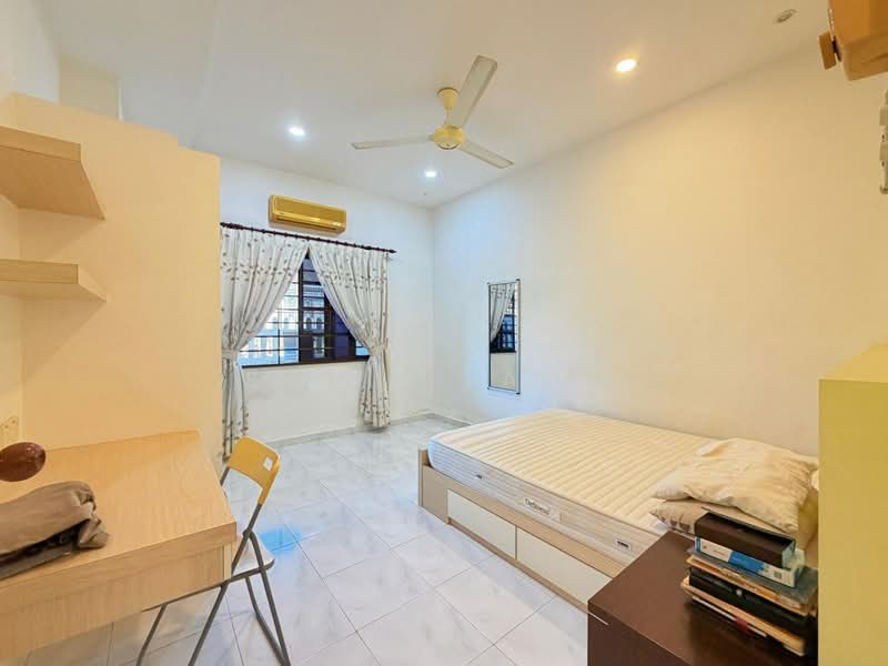 Taman Sri Kluang untuk Untuk Dijual - RM 560,000, Apr 2026 - Bedroom - PropertyGuru.com.my