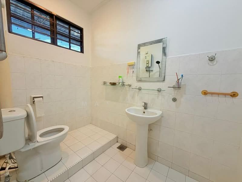 Taman Sri Kluang untuk Untuk Dijual - RM 560,000, Apr 2026 - Bathroom - PropertyGuru.com.my