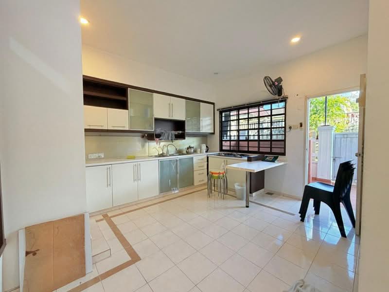 Taman Sri Kluang untuk Untuk Dijual - RM 560,000, Apr 2026 - Kitchen - PropertyGuru.com.my