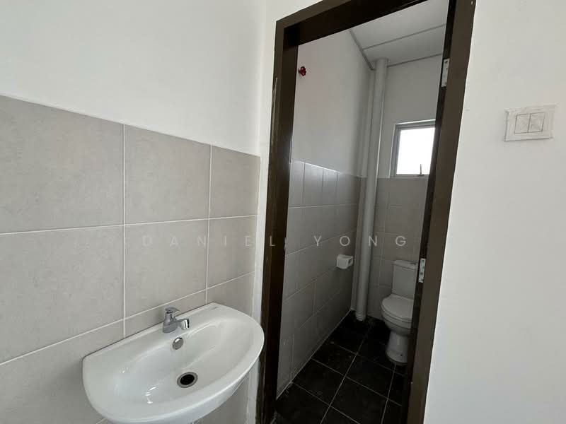 Factory for Rent in Kulai (Johor) - Daniel Yong - Bathroom - PropertyGuru.com.my