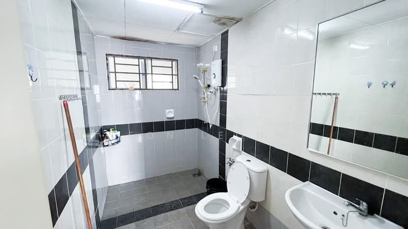 Servis Apartment untuk Disewa di Koi Kinrara - Leon Leong - Bathroom - PropertyGuru.com.my
