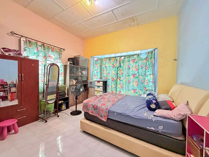 Taman Sri Kluang untuk Untuk Dijual - RM 450,000, Apr 2026 - Bedroom - PropertyGuru.com.my