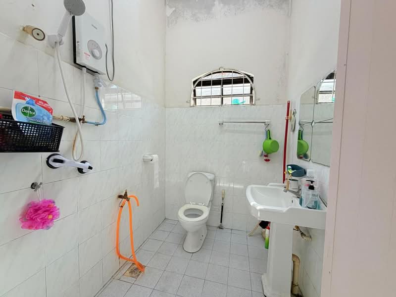 Taman Sri Kluang untuk Untuk Dijual - RM 450,000, Apr 2026 - Bathroom - PropertyGuru.com.my