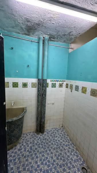 Taman Pengkalan Barat untuk Untuk Dijual - RM 185,000, Apr 2026 - Bathroom - PropertyGuru.com.my