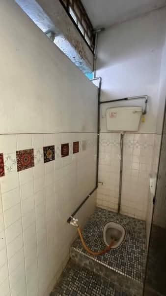 Taman Pengkalan Barat untuk Untuk Dijual - RM 185,000, Apr 2026 - Bathroom - PropertyGuru.com.my