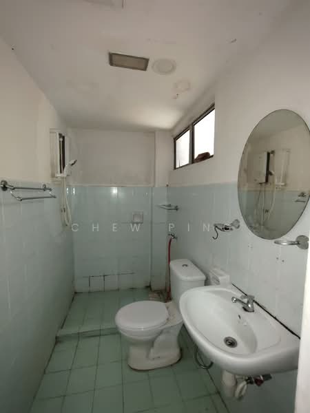 Kondominium untuk Disewa di Summer Park Townhouse @ Seri Alam - Chew Ping - Bathroom - PropertyGuru.com.my