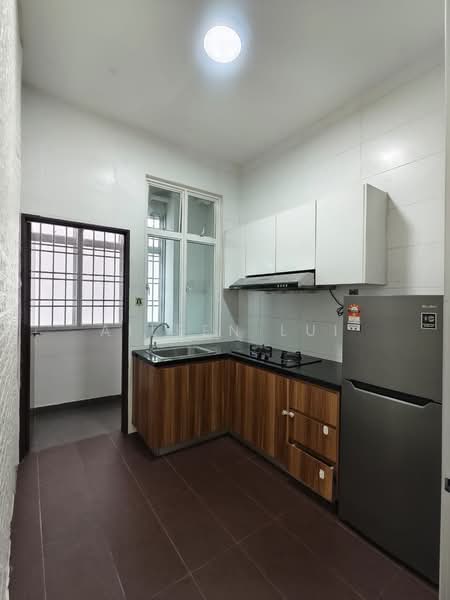 Kondominium untuk Dijual di M Condominium @ Larkin - Aileen Lui - Kitchen - PropertyGuru.com.my