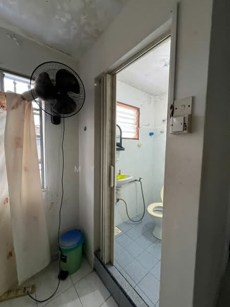 Rumah Teres 2 Tingkat untuk Dijual di Taman Selayang Utama (Selayang) - MY Loh - Bathroom - PropertyGuru.com.my