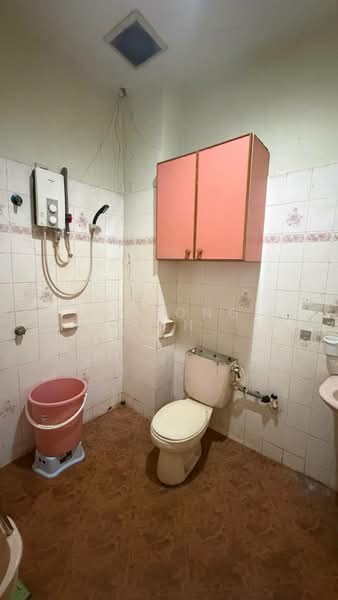 2-storey Terraced House for Rent in Taman Bukit Kempas (Tampoi) - Ee Fong Toh - Bathroom - PropertyGuru.com.my