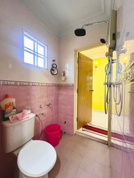 Rumah Teres 2 Tingkat untuk Dijual di Bandar Putra Permai (Seri Kembangan) - Steve Tham - Bathroom - PropertyGuru.com.my