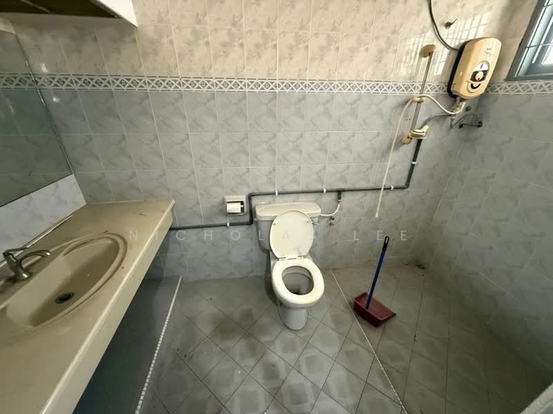 Rumah Banglo untuk Disewa di Taman Canning (Ipoh) - Nicholas Lee - Bathroom - PropertyGuru.com.my