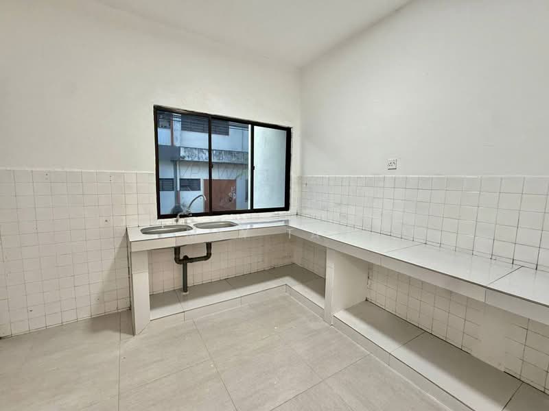 Taman Sri Kluang untuk Untuk Dijual - RM 318,000, Apr 2026 - Kitchen - PropertyGuru.com.my