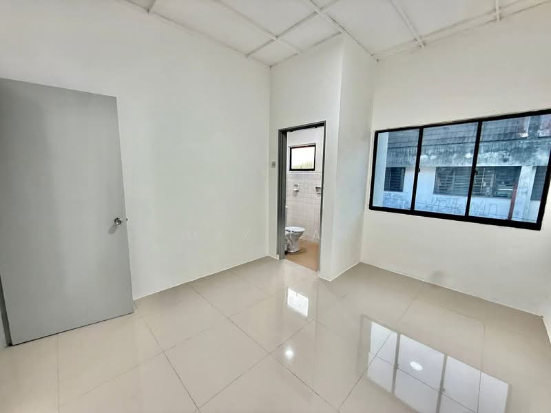 Taman Sri Kluang untuk Untuk Dijual - RM 318,000, Apr 2026 - Bathroom - PropertyGuru.com.my