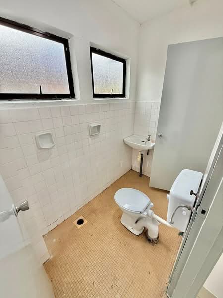 Taman Sri Kluang untuk Untuk Dijual - RM 318,000, Apr 2026 - Bathroom - PropertyGuru.com.my