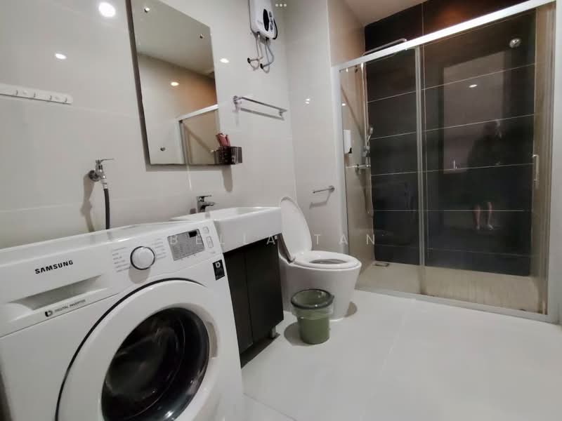 Kondominium untuk Dijual di Amberside @ Country Garden Danga Bay - Bella Tan - Bathroom - PropertyGuru.com.my