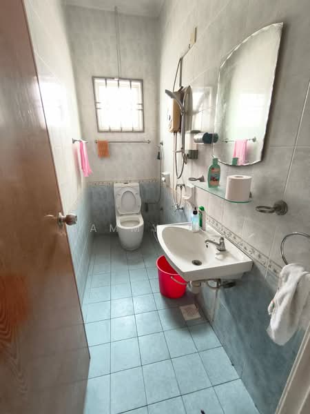 1.5-storey Terraced House for Sale in Taman Gaya (Ulu Tiram) - SAMMY TEO - Bathroom - PropertyGuru.com.my
