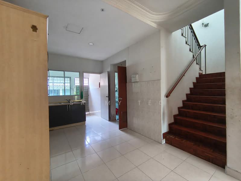 1.5-storey Terraced House for Sale in Taman Gaya (Ulu Tiram) - SAMMY TEO - Kitchen - PropertyGuru.com.my