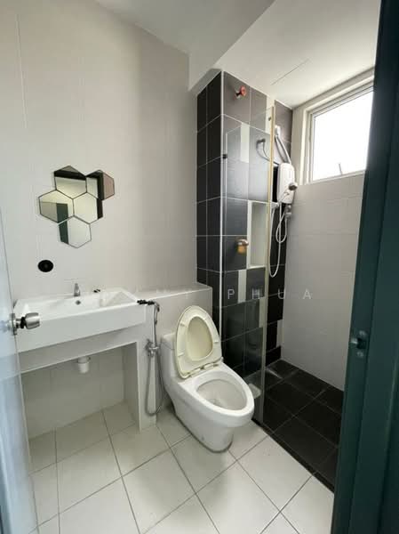 Servis Apartment untuk Dijual di D'Ambience Residences (Pangsapuri Ikatan Flora) - Tommy Phua - Bathroom - PropertyGuru.com.my