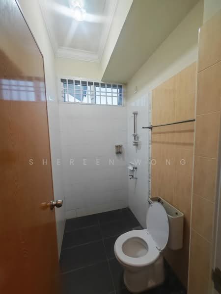 1.5-storey Terraced House for Rent in Taman Daya (Johor Bahru) - Shereen Wong - Bathroom - PropertyGuru.com.my