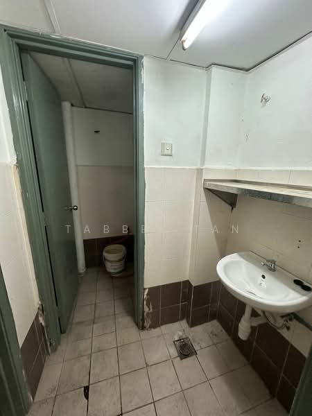 Kedai / Pejabat untuk Disewa di Segambut (Kuala Lumpur) - Tabber Tan - Bathroom - PropertyGuru.com.my