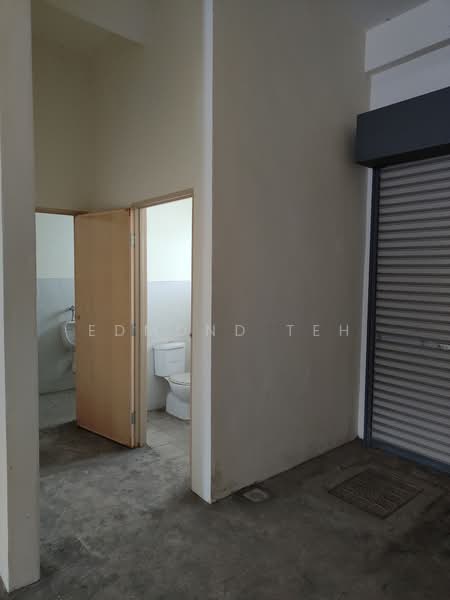 Shop for Sale in Taman Tan Yew Lai (Jalan Klang Lama (Old Klang Road)) - Edmond Teh - Bathroom - PropertyGuru.com.my