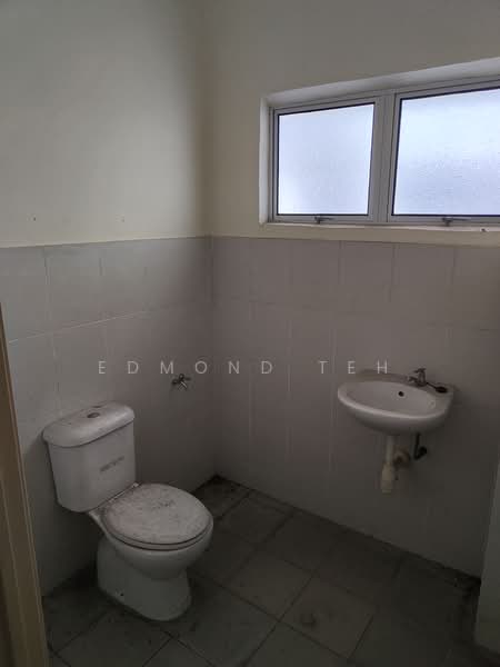 Shop for Sale in Taman Tan Yew Lai (Jalan Klang Lama (Old Klang Road)) - Edmond Teh - Bathroom - PropertyGuru.com.my
