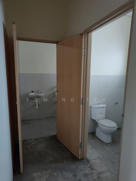 Shop for Sale in Taman Tan Yew Lai (Jalan Klang Lama (Old Klang Road)) - Edmond Teh - Bathroom - PropertyGuru.com.my