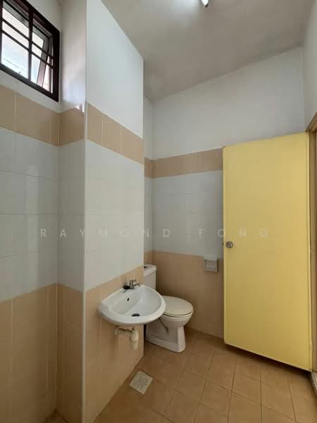 2-storey Terraced House for Sale in Taman Universiti (Skudai) - Raymond Fong - Bathroom - PropertyGuru.com.my