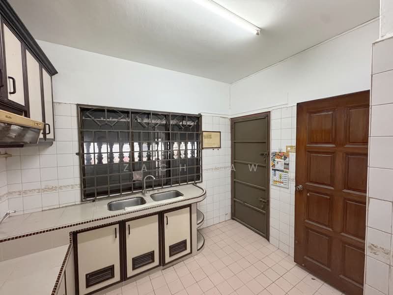 2-storey Terraced House for Sale in Taman Bukit Mewah (Tampoi) - Zach Law - Kitchen - PropertyGuru.com.my