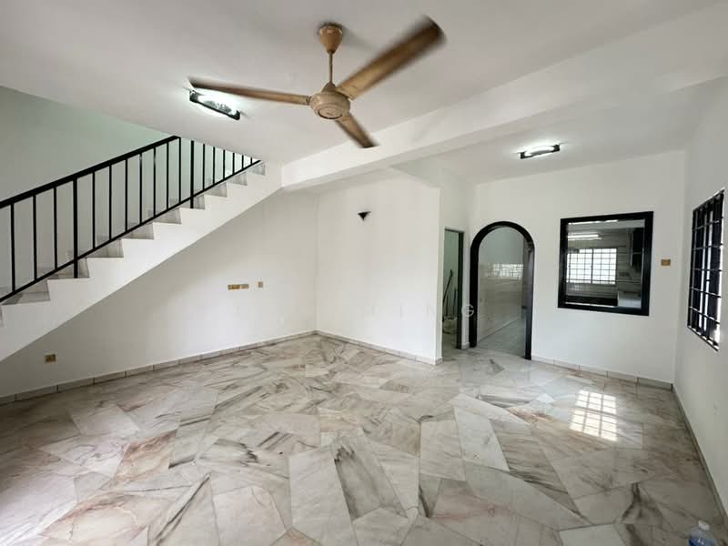 2-storey Terraced House for Sale in Seri Kembangan (Selangor) - Jun Ming - Living Room - PropertyGuru.com.my