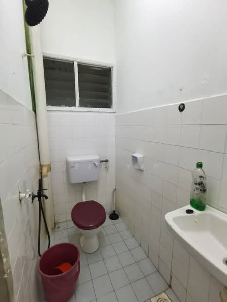 Pangsapuri untuk Disewa di Dahlia Apartment - Jeff Yap - Bathroom - PropertyGuru.com.my
