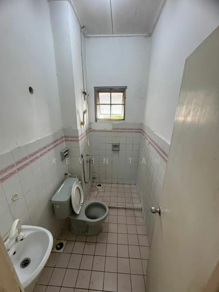 Rumah Berkembar untuk Dijual di Bandar Kinrara (Selangor) - Kevin Tan - Bathroom - PropertyGuru.com.my