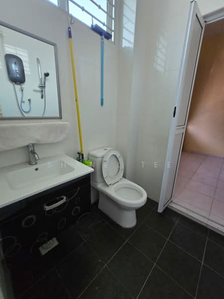 2-storey Terraced House for Sale in Taman Sutera Indah (Kluang) - Shanel Tee - Bathroom - PropertyGuru.com.my