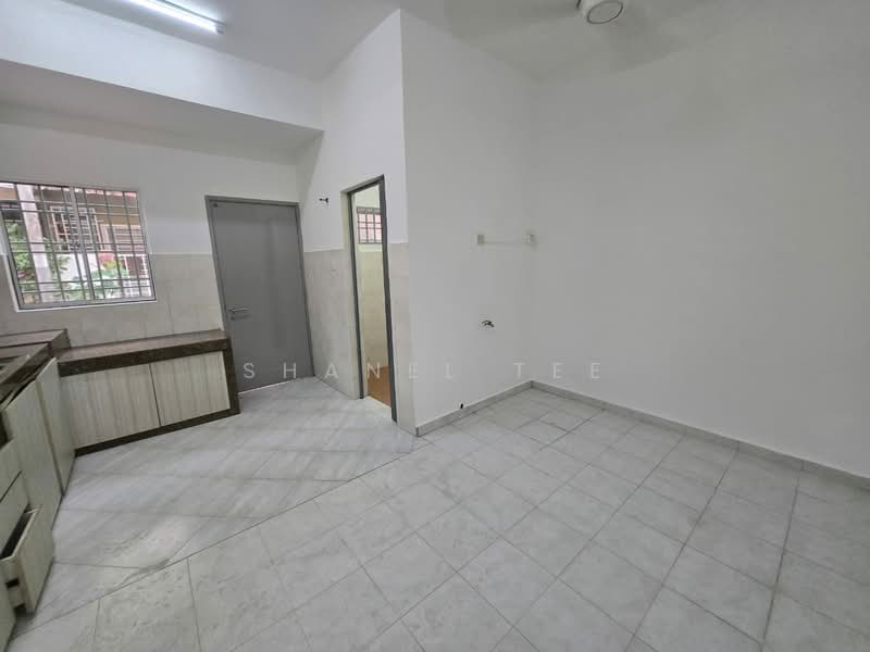 Rumah Teres 2 Tingkat untuk Dijual di Taman Sri Kluang (Kluang) - Shanel Tee - Kitchen - PropertyGuru.com.my