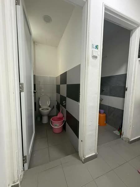 Kedai untuk Dijual di Taman Johor Jaya (Johor Bahru) - Luis Lim - Bathroom - PropertyGuru.com.my
