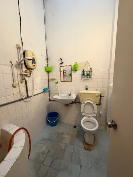 Rumah Teres 2 Tingkat untuk Dijual di Taman Overseas Union (Taman Oug) (Jalan Klang Lama (Old Klang Road)) - Han . - Bathroom - PropertyGuru.com.my