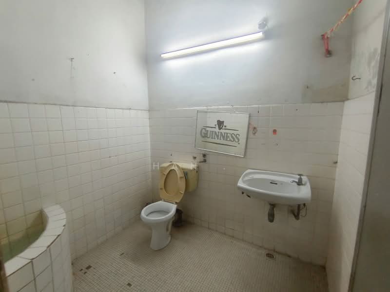 2-storey Terraced House for Sale in Taman Overseas Union (Taman Oug) (Jalan Klang Lama (Old Klang Road)) - Han . - Bathroom - PropertyGuru.com.my