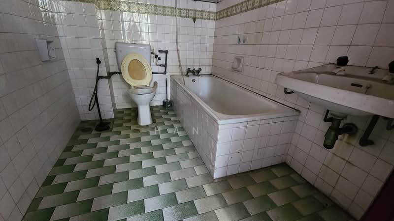 2-storey Terraced House for Sale in Taman Overseas Union (Taman Oug) (Jalan Klang Lama (Old Klang Road)) - Han . - Bathroom - PropertyGuru.com.my